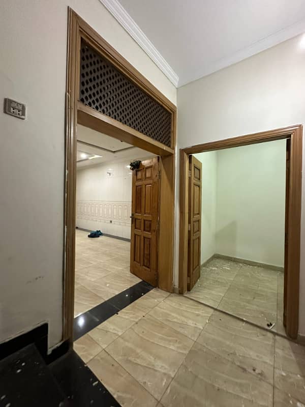 1 Kanal Luxury Full House with Basement & Gas Available for Rent in Chambeli Block, Bahria Town Lahore. 6