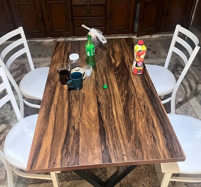 table with 4chairs 0