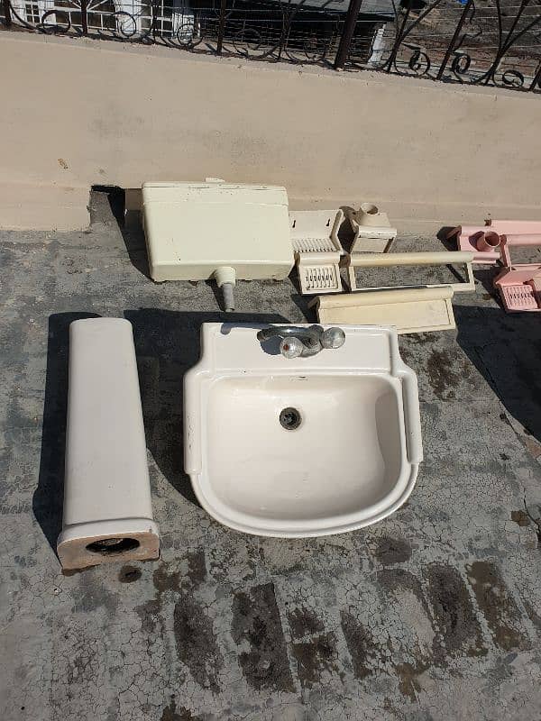 Master wash basin with accessories 1