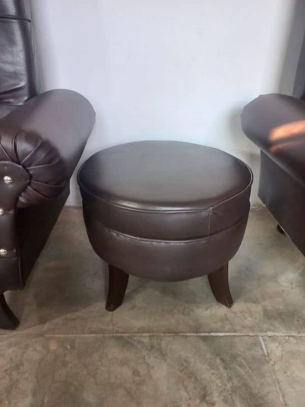 Pair of bedroom chairs with cofee table 3