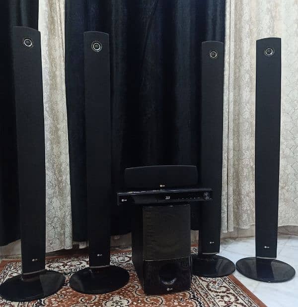 lg. 3D blu-Ray 5.1 surround sound system Powerful 1000 Watts 0