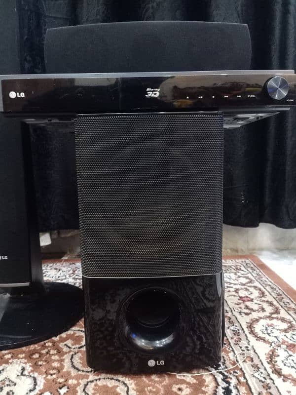 lg. 3D blu-Ray 5.1 surround sound system Powerful 1000 Watts 2