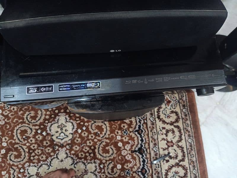 lg. 3D blu-Ray 5.1 surround sound system Powerful 1000 Watts 4