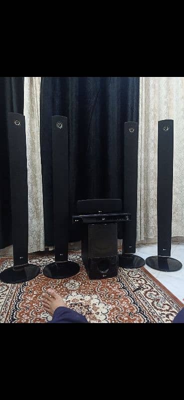 lg. 3D blu-Ray 5.1 surround sound system Powerful 1000 Watts 5