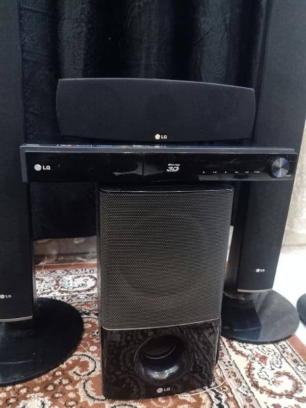 lg. 3D blu-Ray 5.1 surround sound system Powerful 1000 Watts 7
