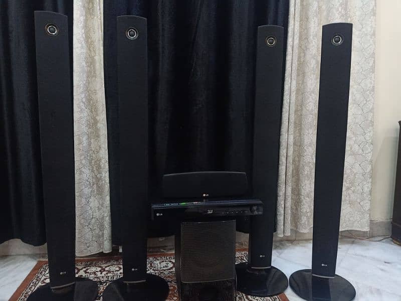 lg. 3D blu-Ray 5.1 surround sound system Powerful 1000 Watts 8
