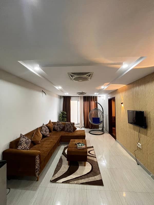 1 BED LUXURY FURNISHED PAY DAY WEEKLY FOR RANT IN GULBERG GREEN 2