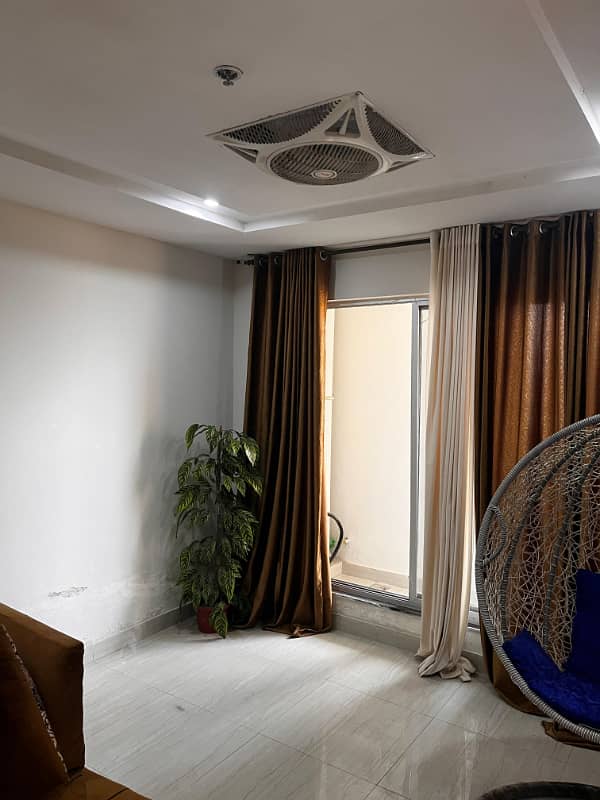 1 BED LUXURY FURNISHED PAY DAY WEEKLY FOR RANT IN GULBERG GREEN 10