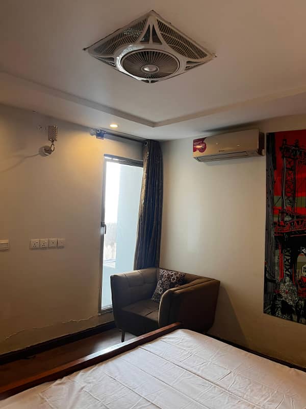 1 BED LUXURY FURNISHED PAY DAY WEEKLY FOR RANT IN GULBERG GREEN 18