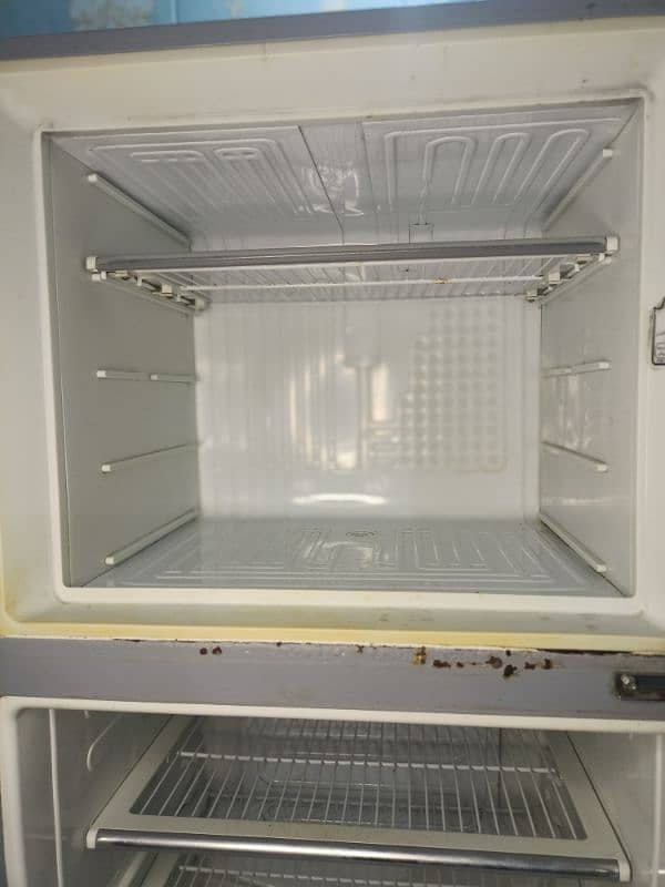 Fridge Dawlance 0 3 2 1 0 0 0 1 7 0 0 8