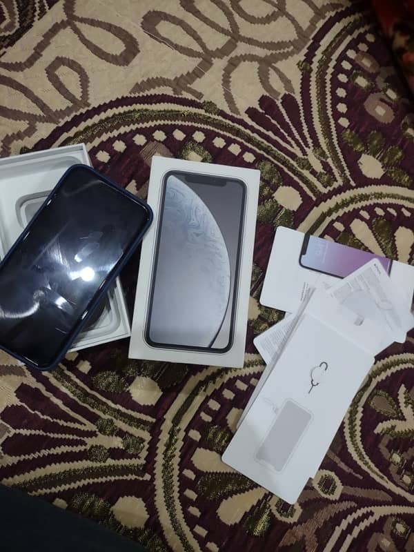 iphone XR 64GB 3