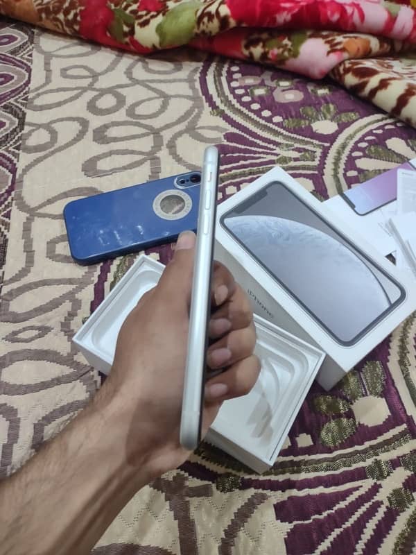 iphone XR 64GB 4