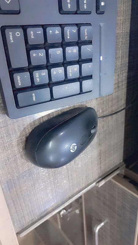 it is a hp monitor and cpu keyboard mouse 4