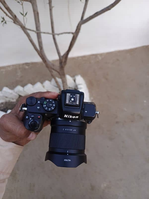 NIKON Z50 WITHE 20MM 2.8 VILTROX 2BETRY 3