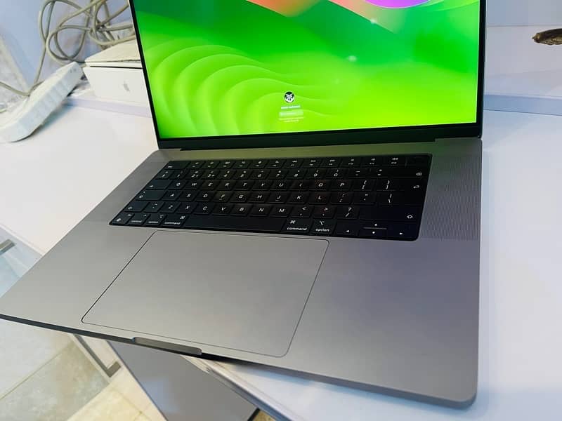 Macbook Pro m2 pro 16 inch 4