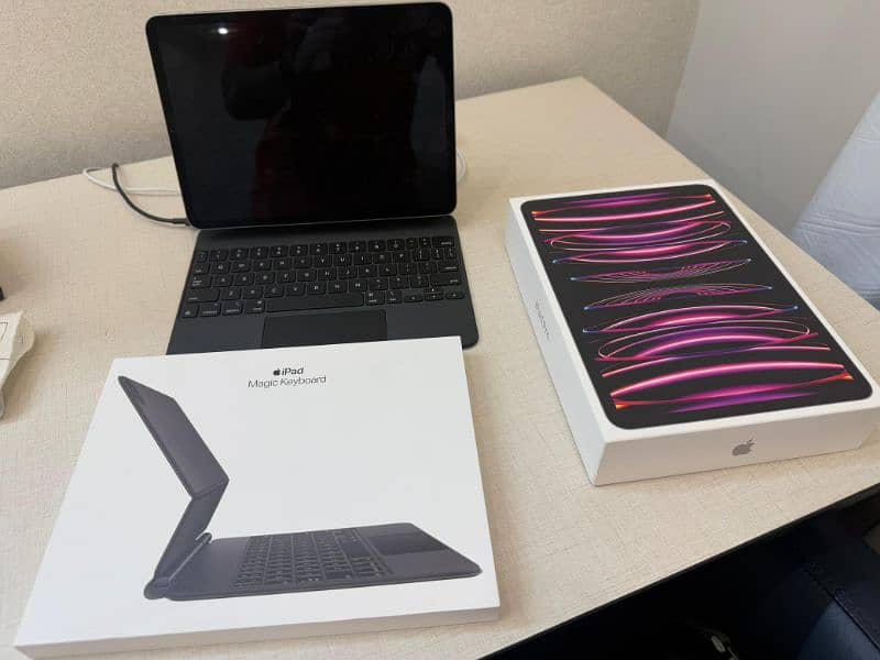 apple iPad pro M2 with Magic Keyboard urgent sale ok 0