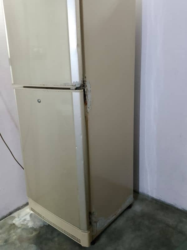 pel company ka fridge hai argently sel karna hai 0