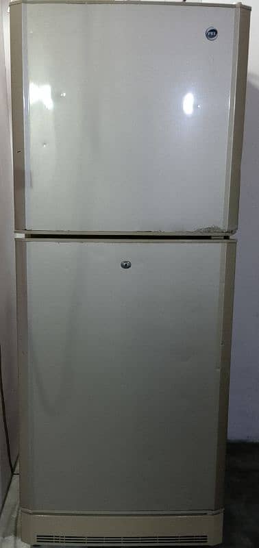 pel company ka fridge hai argently sel karna hai 5