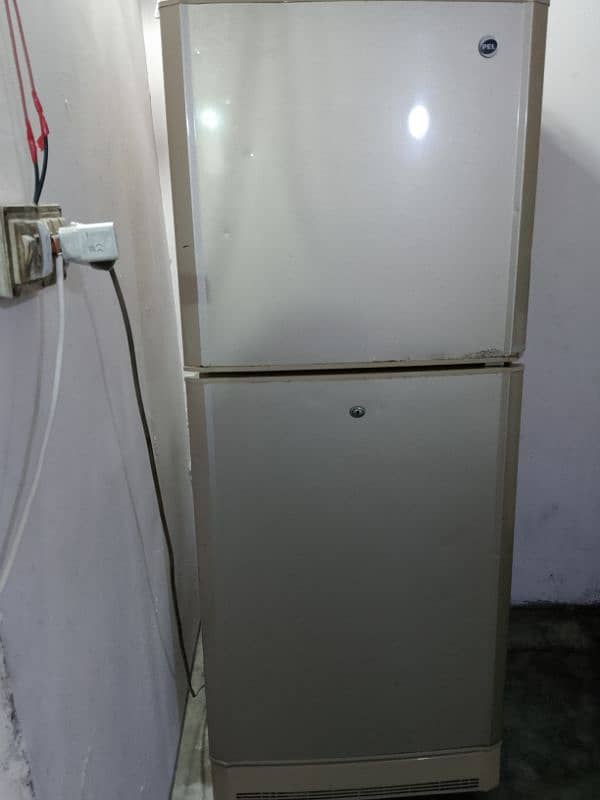 pel company ka fridge hai argently sel karna hai 6