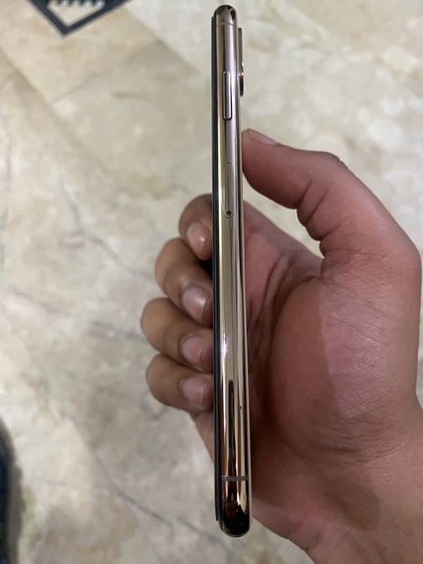 IPhone XS max Gold Color 64gb jv 1