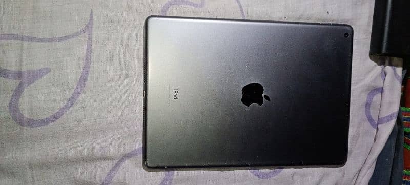 iPad 8 generation 128 GB ROM condition raf hai use karne mein okay hai 0