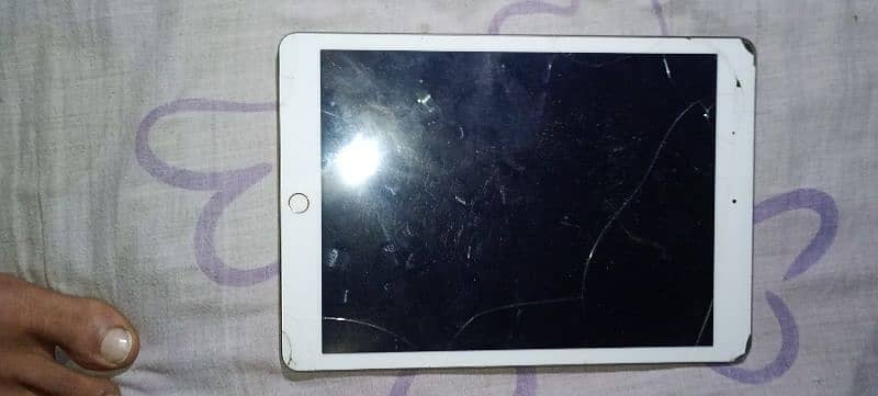 iPad 8 generation 128 GB ROM condition raf hai use karne mein okay hai 1