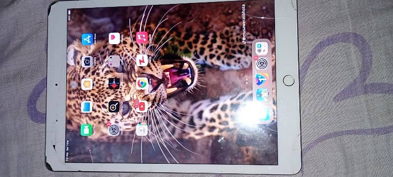 iPad 8 generation 128 GB ROM condition raf hai use karne mein okay hai 2