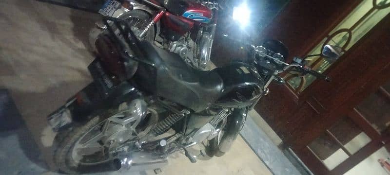 Suzuki GS 150 special edition black 3