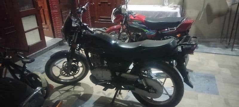 Suzuki GS 150 special edition black 4