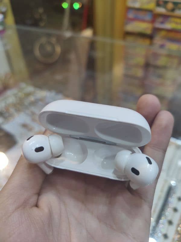 tech hunk air pods pro 2 newly condition whit color 1