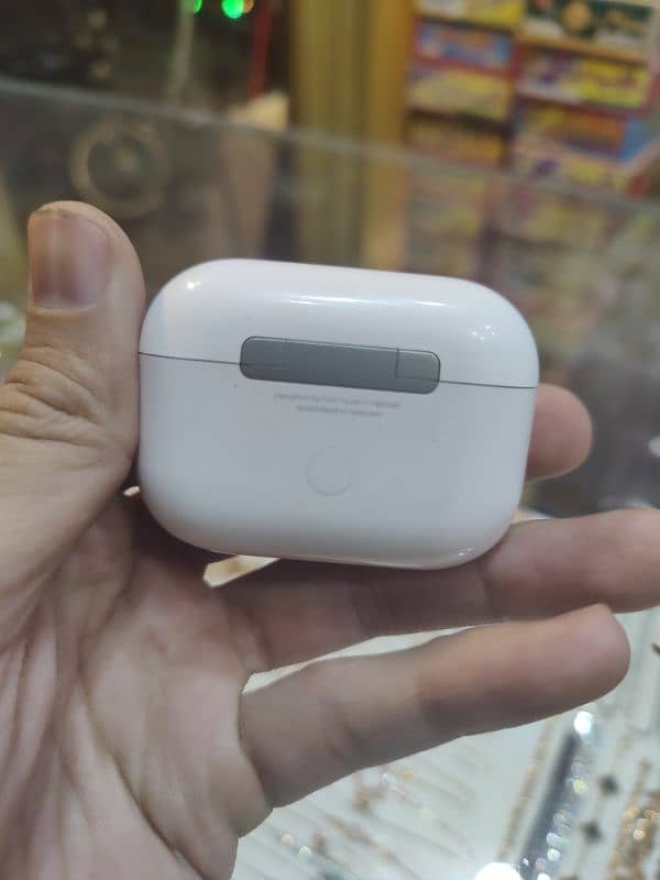 tech hunk air pods pro 2 newly condition whit color 2