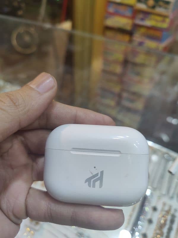 tech hunk air pods pro 2 newly condition whit color 3