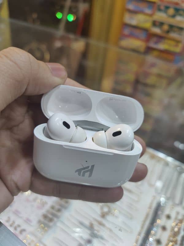 tech hunk air pods pro 2 newly condition whit color 5