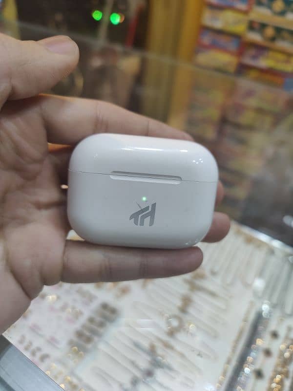 tech hunk air pods pro 2 newly condition whit color 6