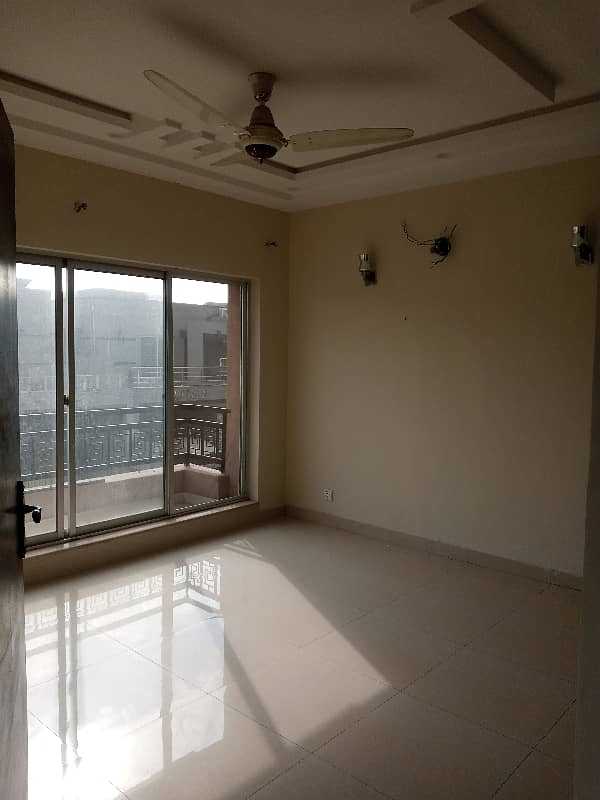 10 MARLA CORNER HOUSE FOR RENT 3