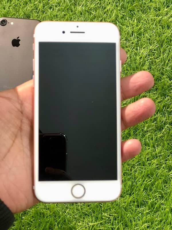 Apple iPhone 7 or Iphone 7 Plus 9