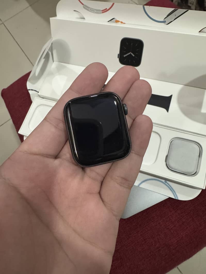 Apple Watch Series 6  44mm Space Gray 3