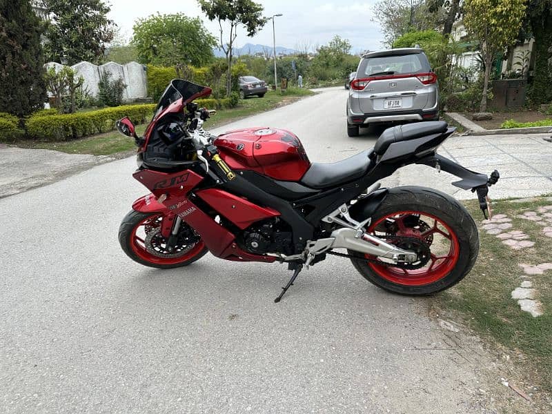 Yamaha R1 m replica 1