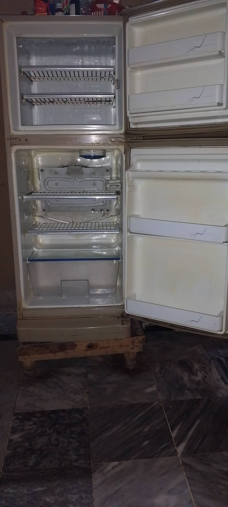 Dawlance refrigerator in used/working condition 4