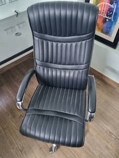 revolving office/gaming chair