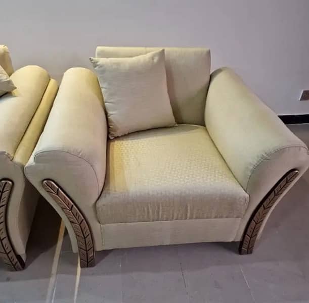 Iconic 6 seater sofa for urgent sale 4