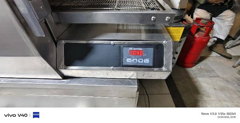 use pizza conveyor Oven just like new we hve pizza fast food machinery 1