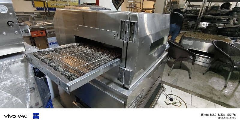 use pizza conveyor Oven just like new we hve pizza fast food machinery 3