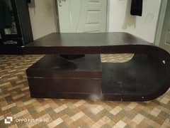 modern center table in good condition