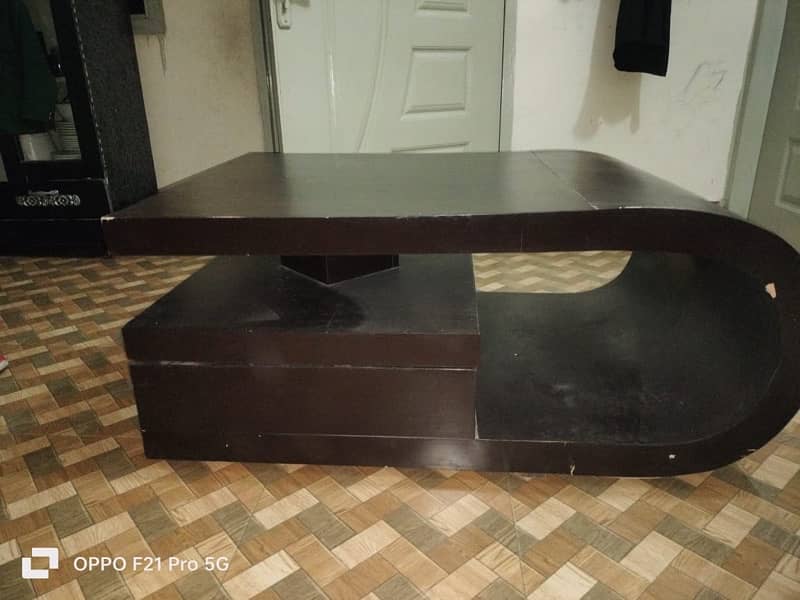 modern center table in good condition 0