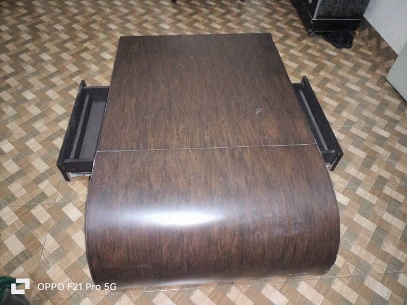 modern center table in good condition 1