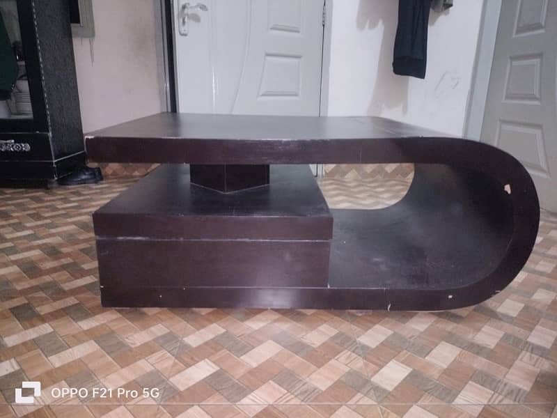 modern center table in good condition 2