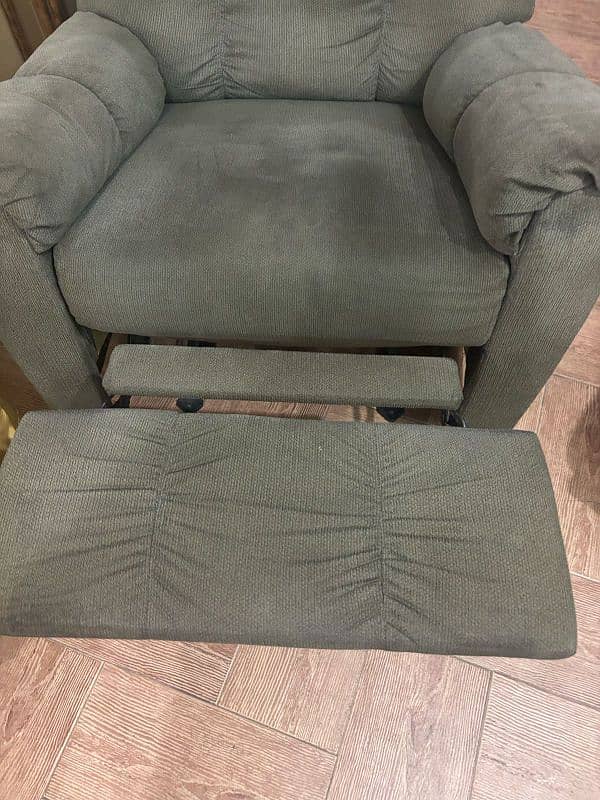 Recliner from Chen One. Olive green. 5