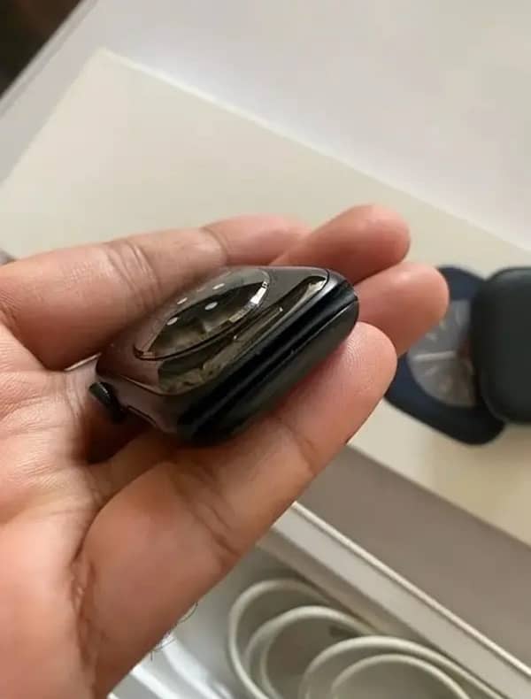 Apple watch series 8 4