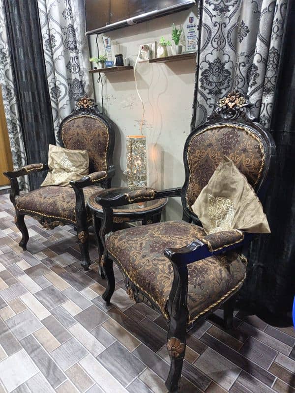 2 chairs with table 0